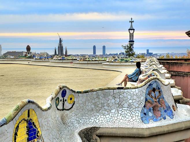 “해골 발코니에 용의 등줄기까지!”… 천재 건축가 가우디의 머릿속이 궁금하다 [최현태 기자의 여행홀릭]